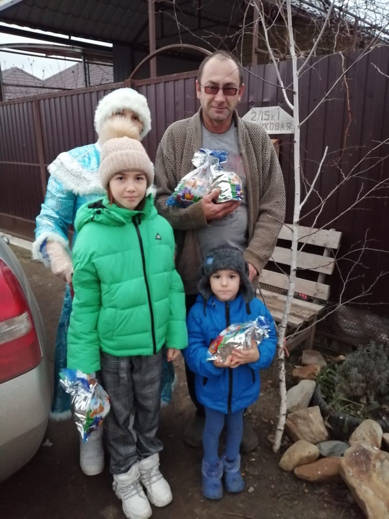 1600 детей Ейского района из многодетных, малообеспеченных семей получат новогодние подарки от главы муниципалитета